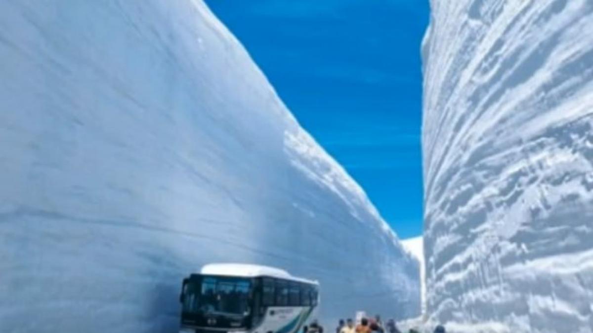 locul in care s au format pereti de zapada de 17 metri inaltime turisti din intreaga lume ajung