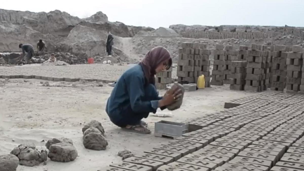 povestea emotionanta a unei fete fortata de parinti sa duca o viata de baiat daca si ar da seama ca