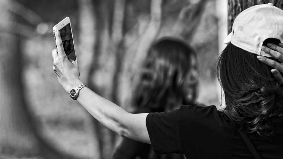 si a ranit sora din cauza unui selfie cei doi frati s au luat la cearta iar totul s a incheiat