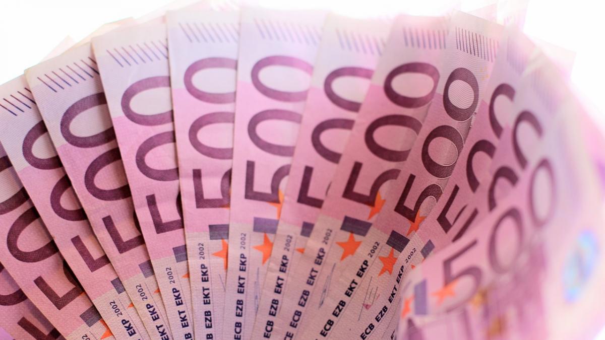 un batran de 80 de ani are o factura de curent de 65 000 de euro ce a facut in casa