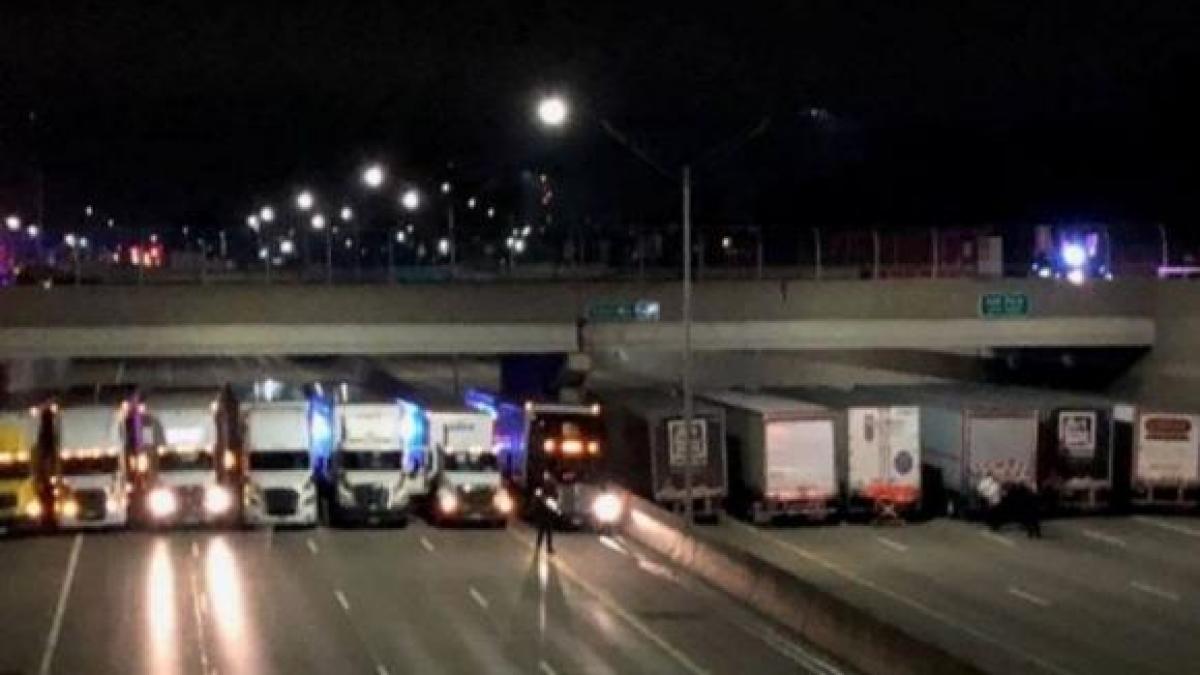 13 soferi de tir au fost dirijati de politie sub aceasta pasarela motivul a emotionat statele unite