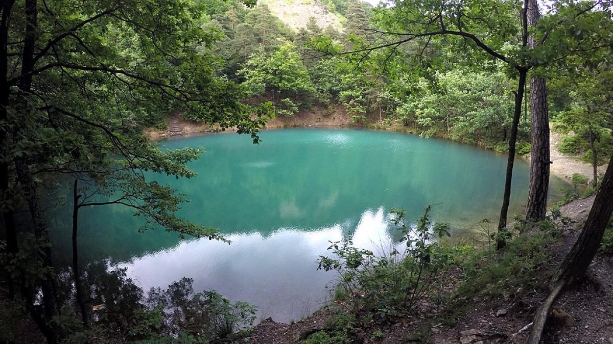 destinatie 1 mai lacul din romania care este unic in europa isi schimba culoarea in functie de