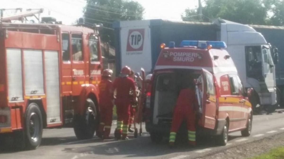 Pericol de explozie în Pasul Tihuţa. Un TIR cu azotat de amoniu a luat foc