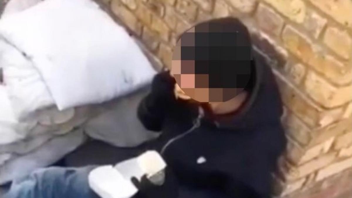 s a apropiat de un om al strazii si i a lasat jumatate din burgerul sau toata lumea a fost insa