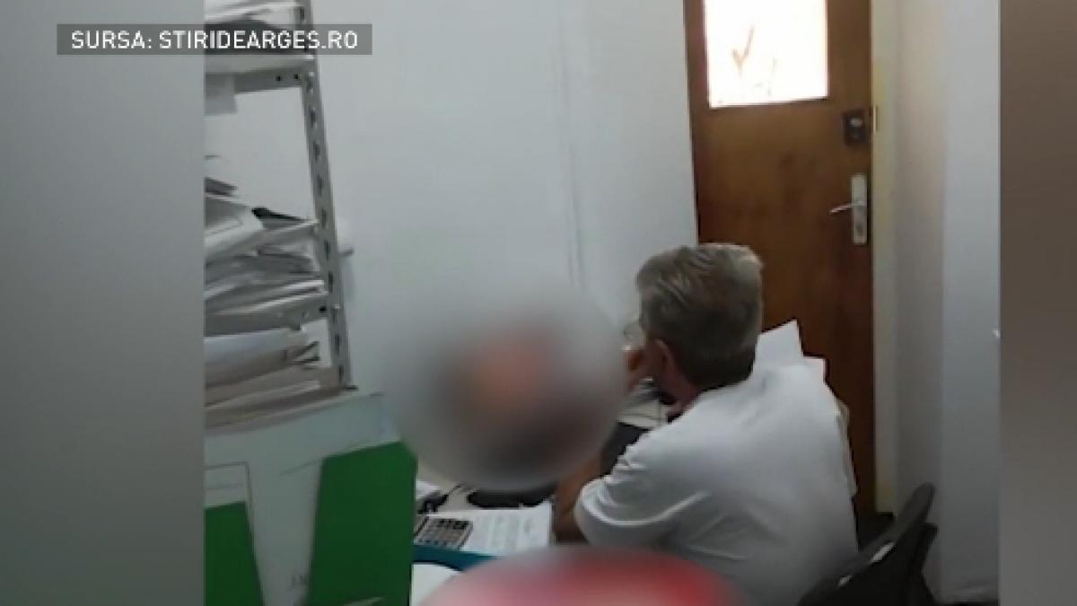 un angajat al fiscului surprins in timp ce se uita la filme pentru adulti