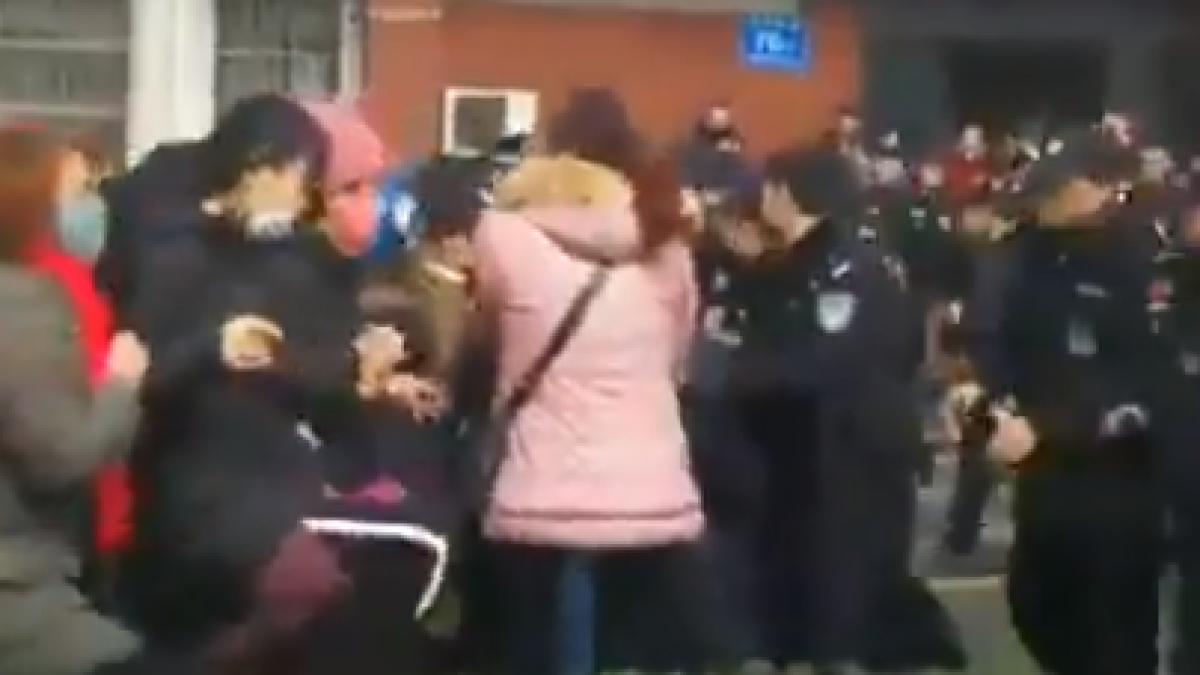 atac cu cutitul langa o scoala sapte oameni au murit