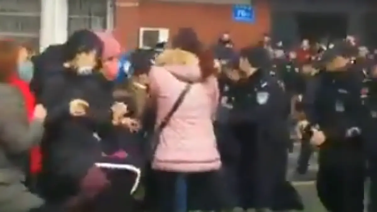 atac cu cutitul langa o scoala sapte oameni au murit