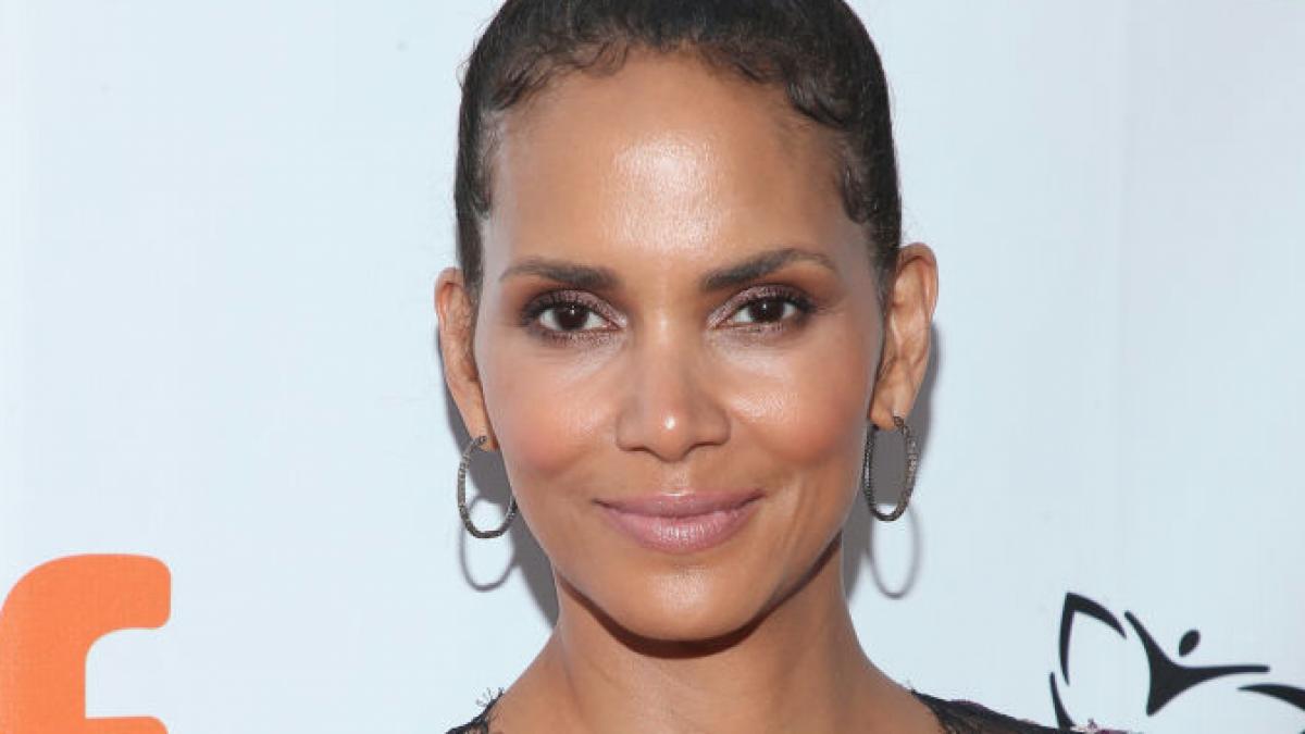 foto halle berry a ramas topless pe strada are 51 de ani si arata superb