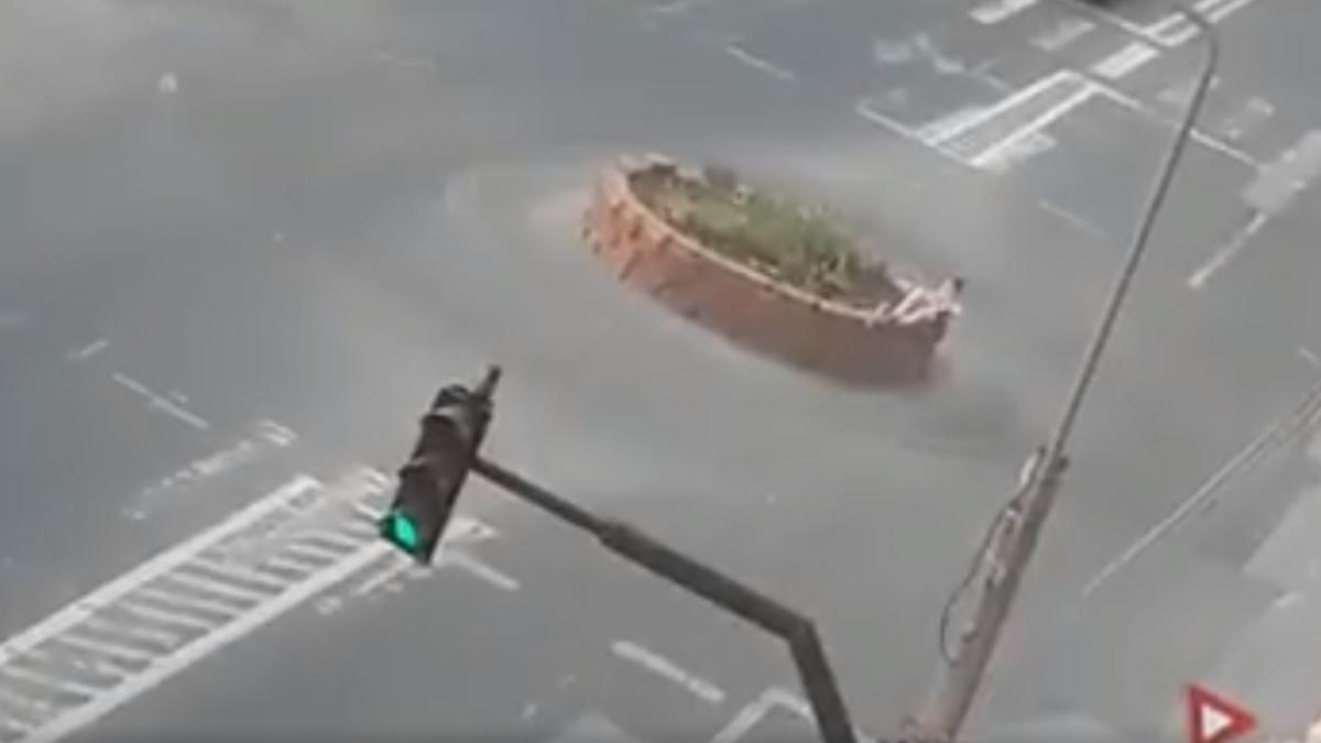 imagini incredibile surprinse la alba iulia o femeie a facut plaja in sensul giratoriu video