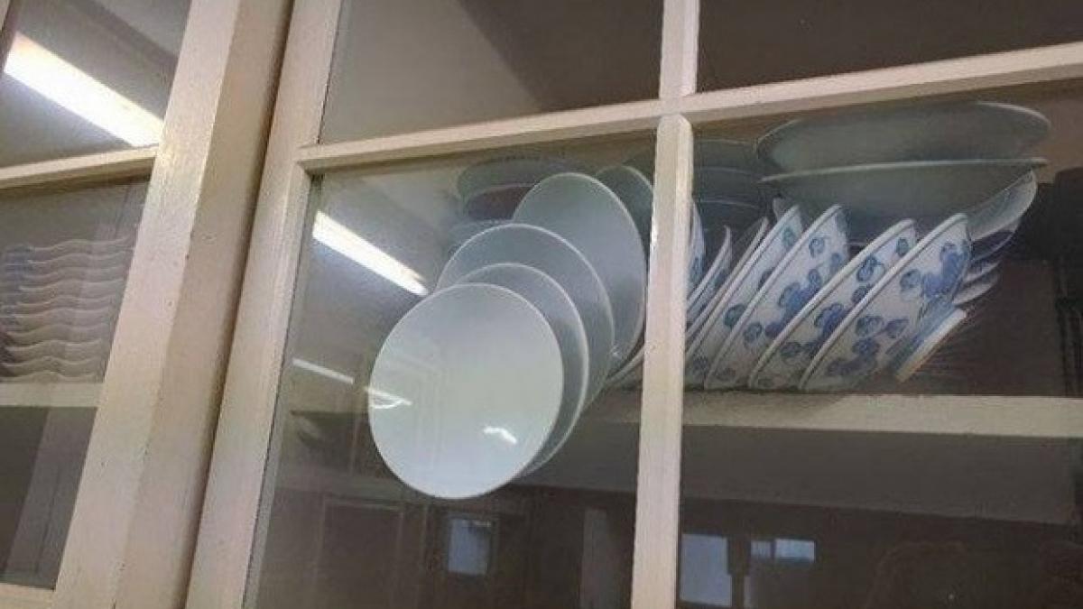 a cerut ajutor pe internet ca sa deschida dulapul fara sa sparga farfuriile raspunsurile fabuloase