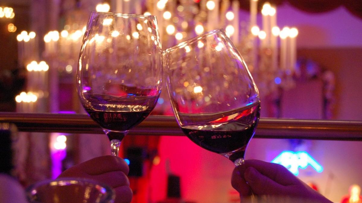 de unde vine obiceiul de a ciocni paharele de vin