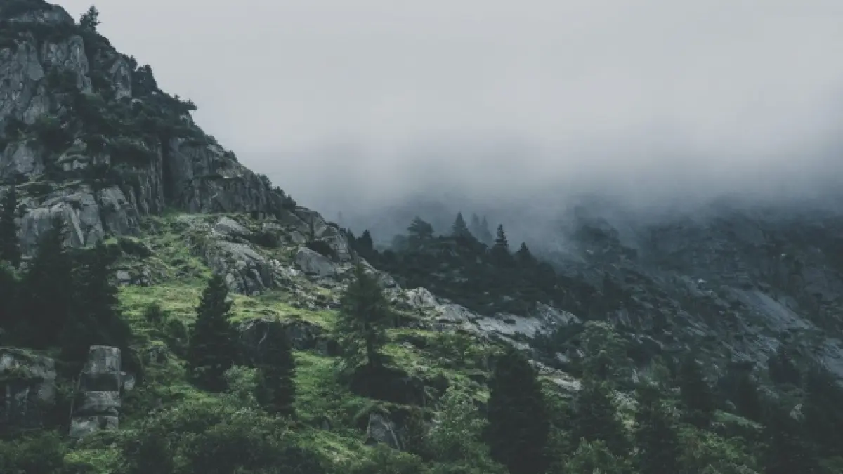 doi turisti blocati pe jepii mici in masivul bucegi