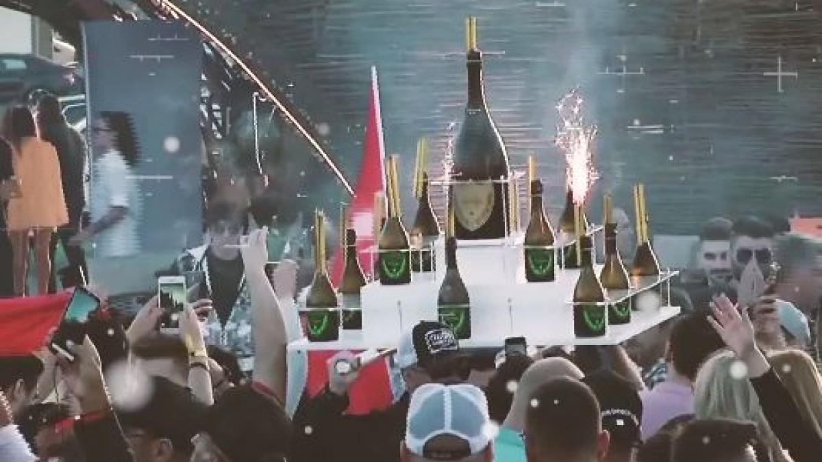 lux si note de plata de mii de euro la mare