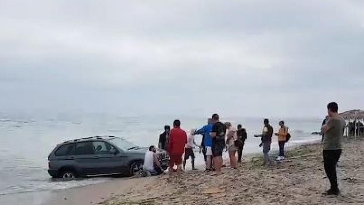 masina blocata in mare la vama veche ce amenda risca tinerii care au intrat cu vehiculul in apa