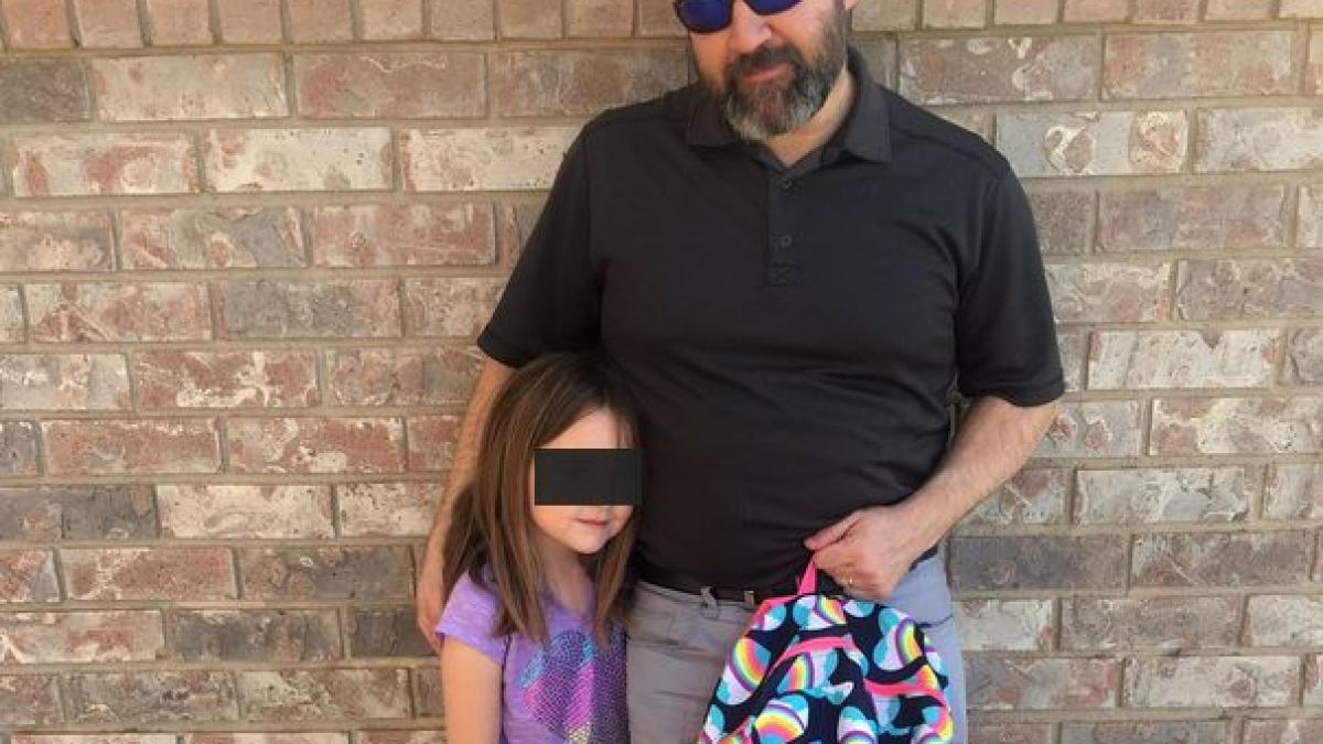 micuta plangea in hohote la telefon si si a rugat tatal sa vina sa o ia cand barbatul a ajuns la