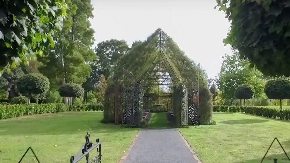 cum arata unica biserica din copaci vii construita de un gradinar video