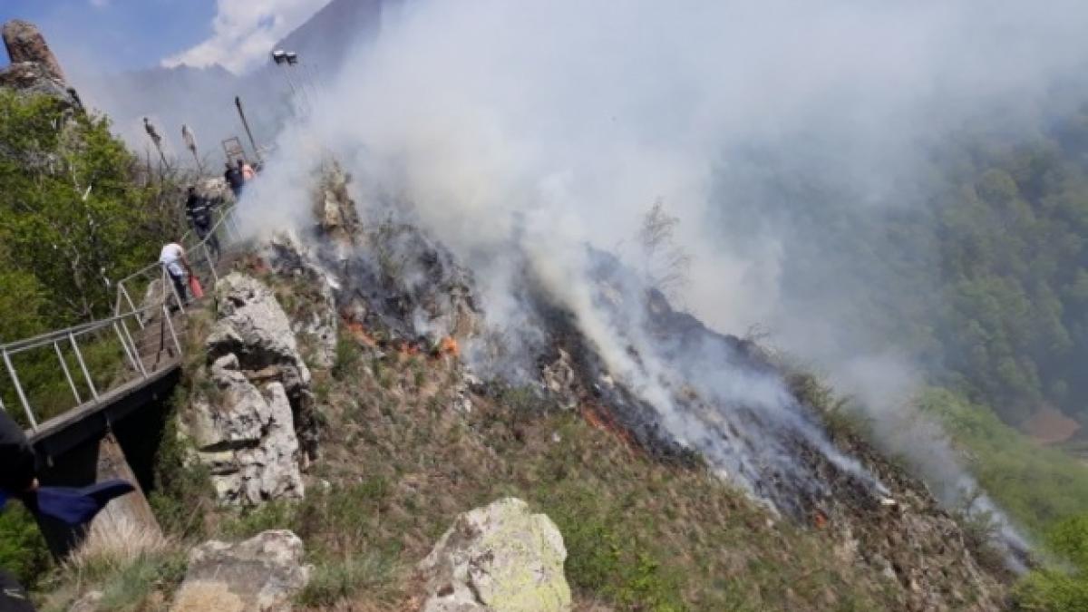 incendiu puternic langa transfagarasan traficul pe drumul national 7 c este restrictionat