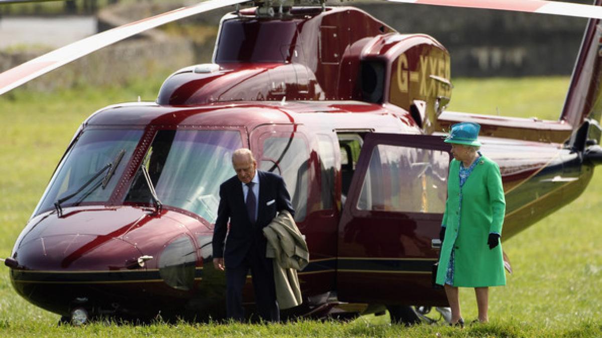 regina elisabeta a zburat cu elicopterul la palatul kensington pentru a l cunoaste pe printul louis