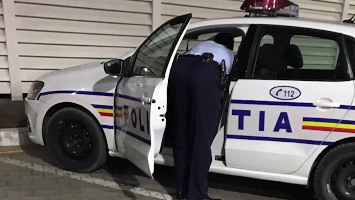 situatie incredibila intr o parcare mai multi barbati au iesit dintr o padure si au inceput sa