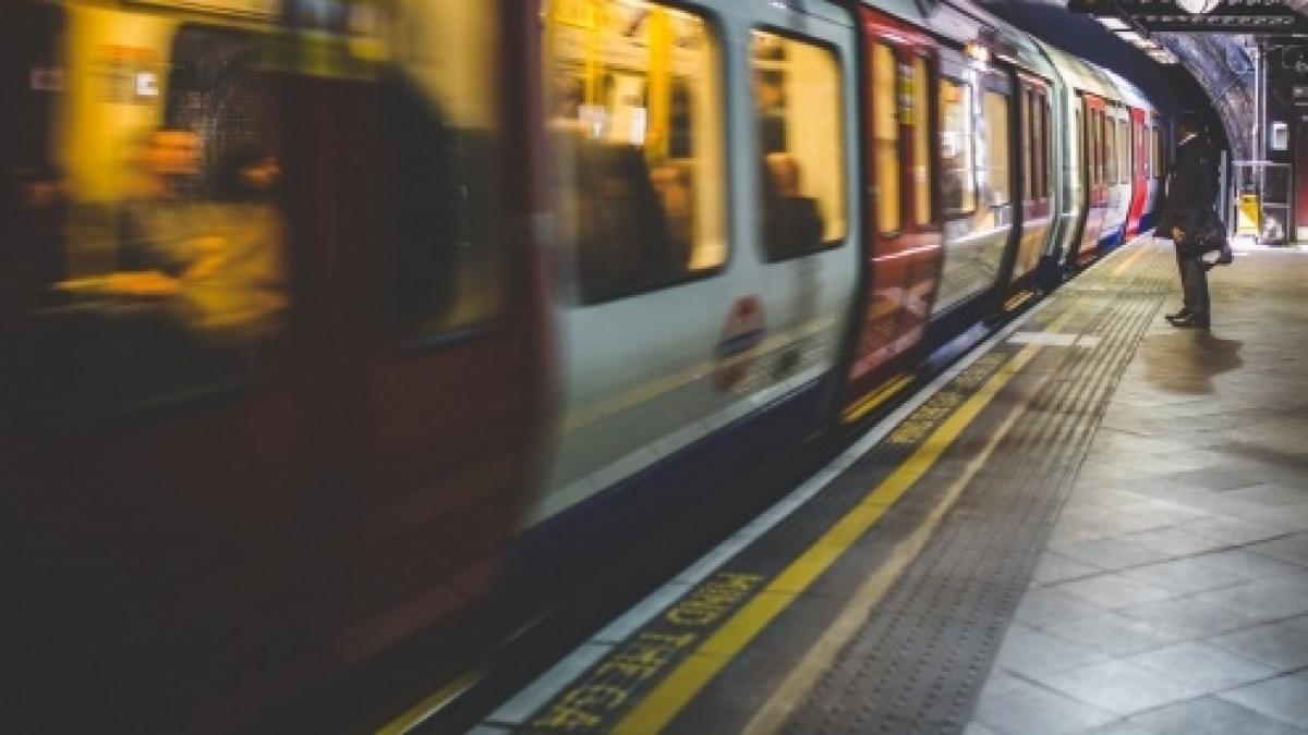 un roman a fost lovit de metrou in italia barbatul s a dezechilibrat si a cazut pe sine