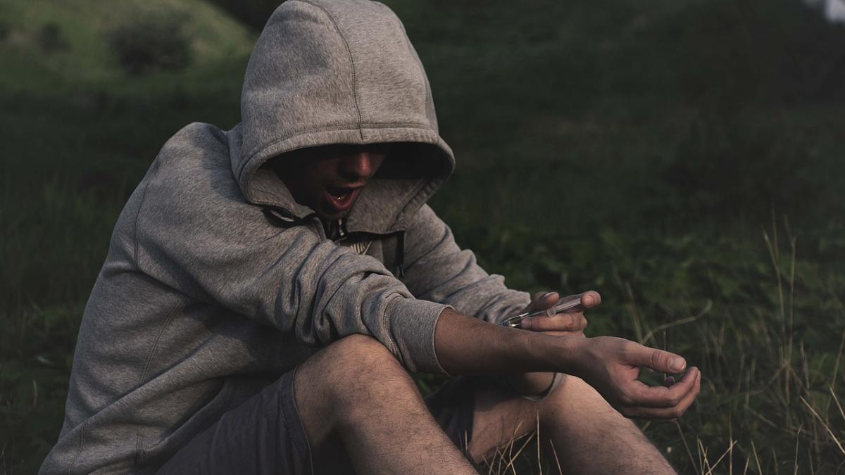 unul din cinci tineri consuma droguri