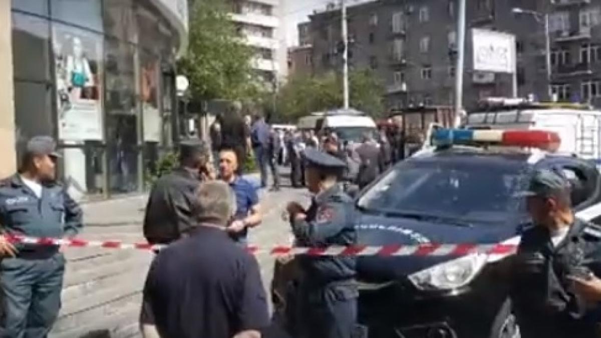 jaf armat la o banca comis de un colonel din politie barbatul a ucis doi paznici video