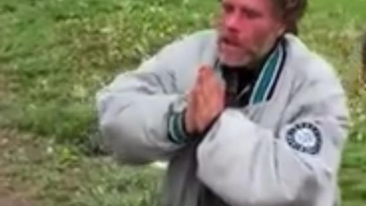 s a apropiat de doi oameni ai strazii si le a oferit haine noi si bani ce a urmat este de a dreptul