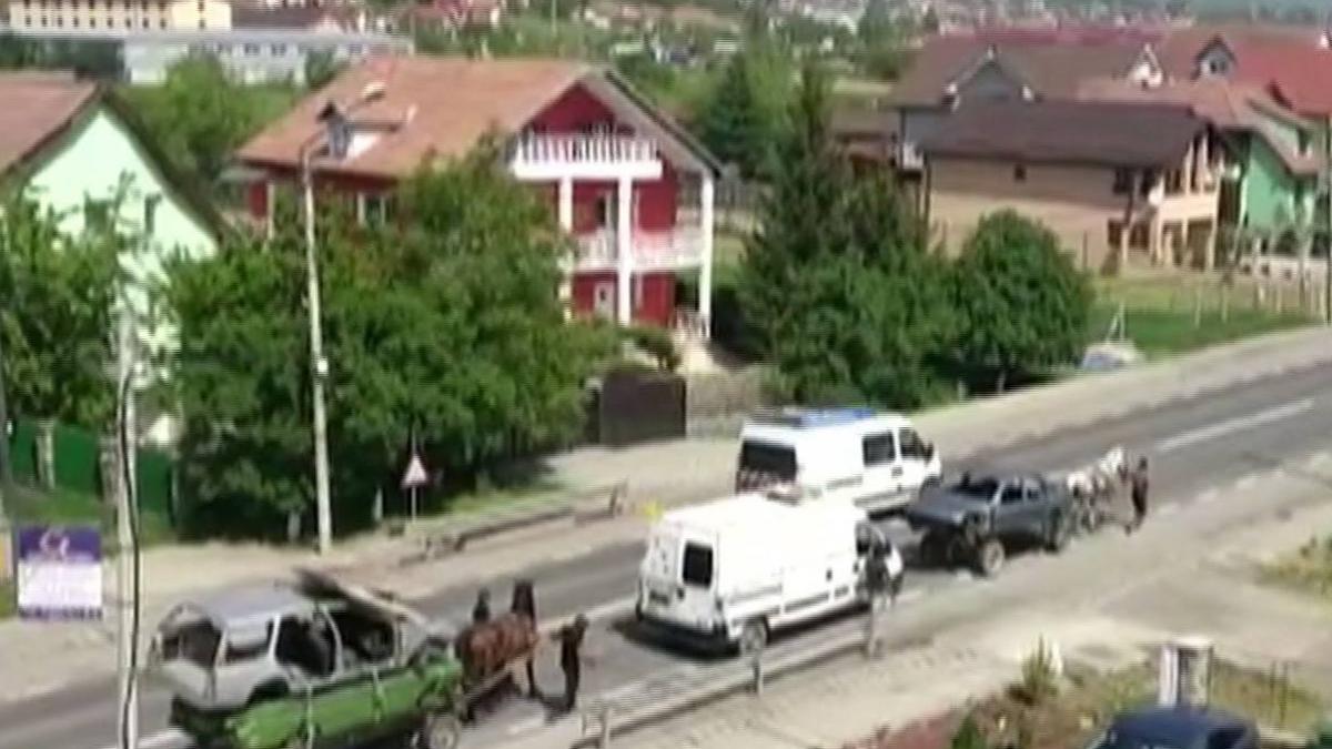 imagini incredibile pe un drum european carute incarcate cu masini