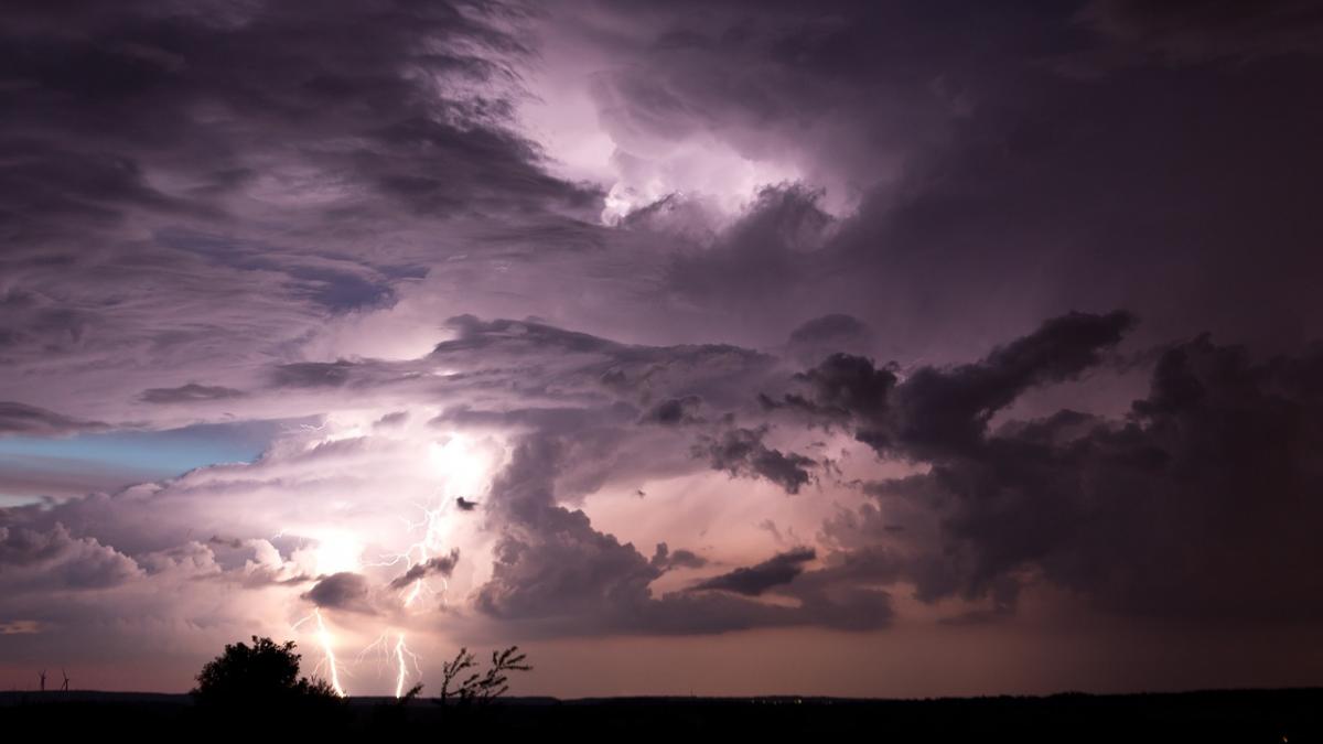 avertizare meteo localitati din sapte judete intra sub cod galben de ploaie si descarcari electrice
