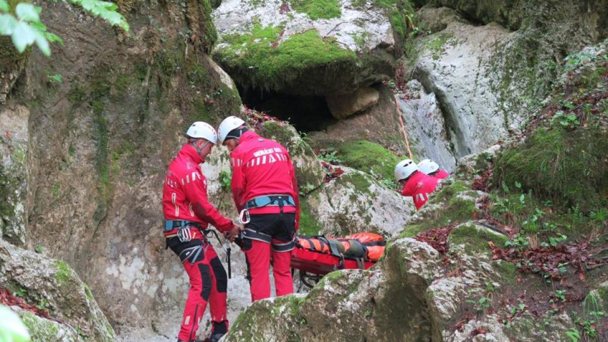 Operațiune de salvare în Sinaia: Bărbatul căzut câteva zeci de metri într-o râpă a fost scos