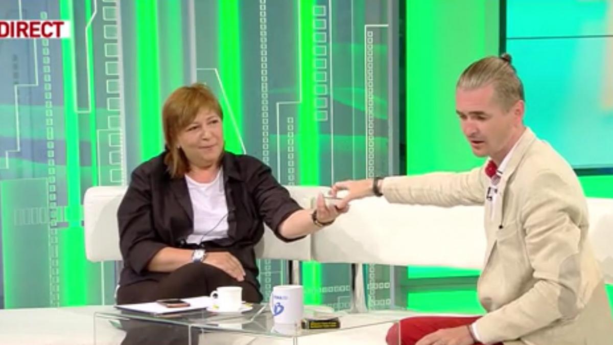 demonstratie inedita de magie mentalistul cristian gog truc genial cu cartile