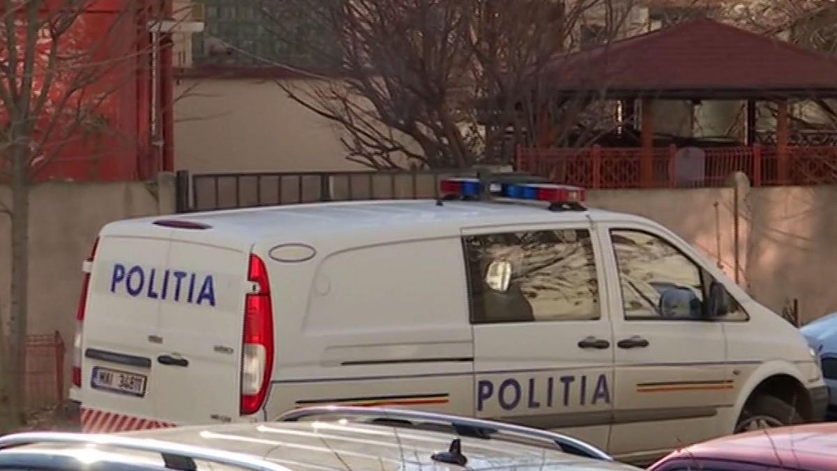 foc de avertisment tras de politisti pentru aplanarea unui scandal un barbat ameninta cu cutitul