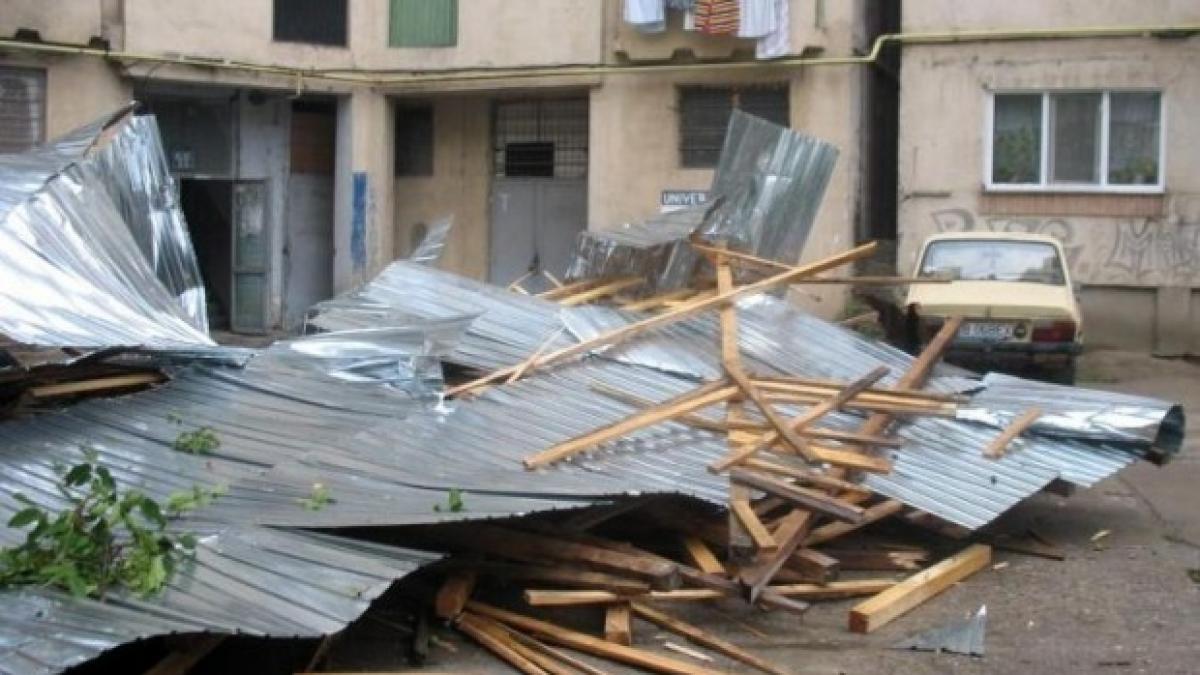 tabla desprinsa de pe acoperisul spitalului din slatina din cauza furtunii