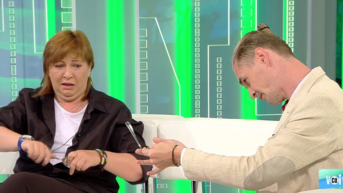 Truc inedit în direct! Mirela Voicu, pusă în dificultate de mentalistul Cristian Gog. Cum îndoaie iluzionistul lingura cu puterea minții