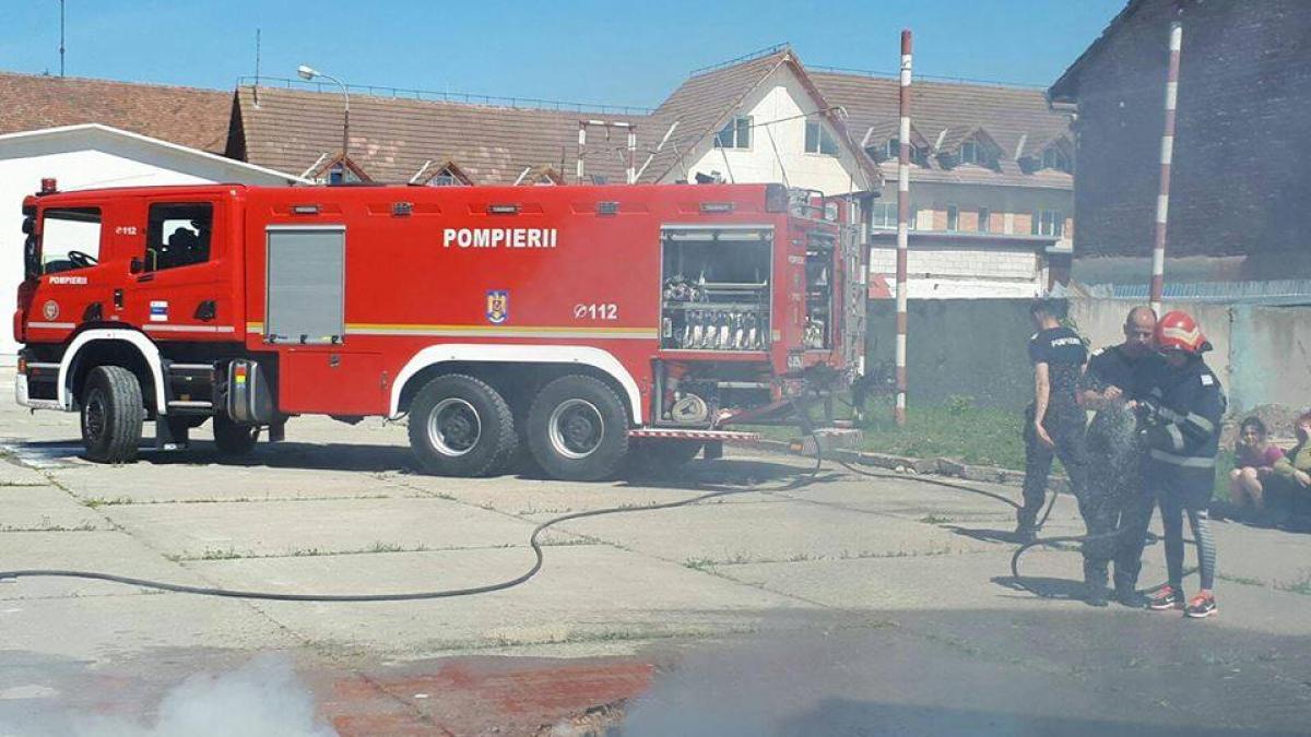 150 de persoane evacuate in urma unui incendiu la o sala de evenimente din hunedoara