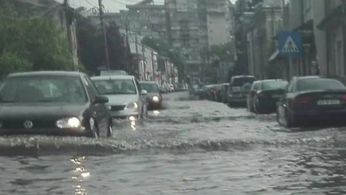 fenomene meteo extreme in pitesti mai multe strazi au fost inundate dupa o furtuna