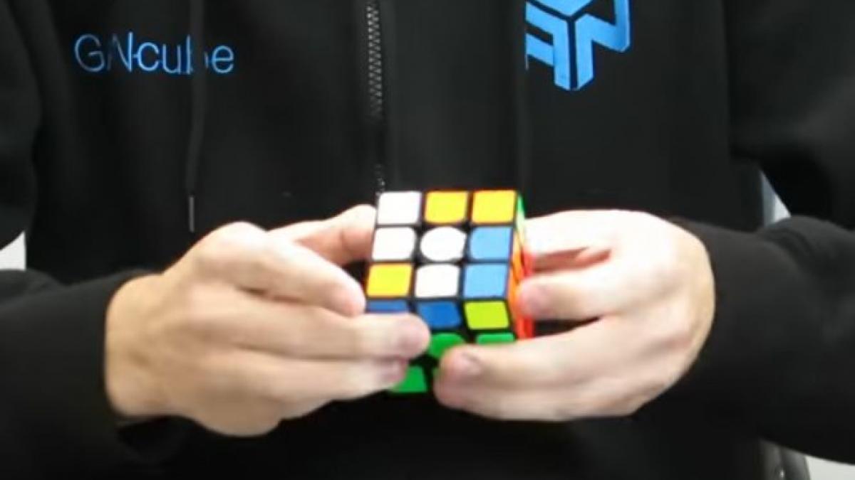 A rezolvat un Cub Rubik în doar patru secunde! Cum a reușit recordul mondial - VIDEO