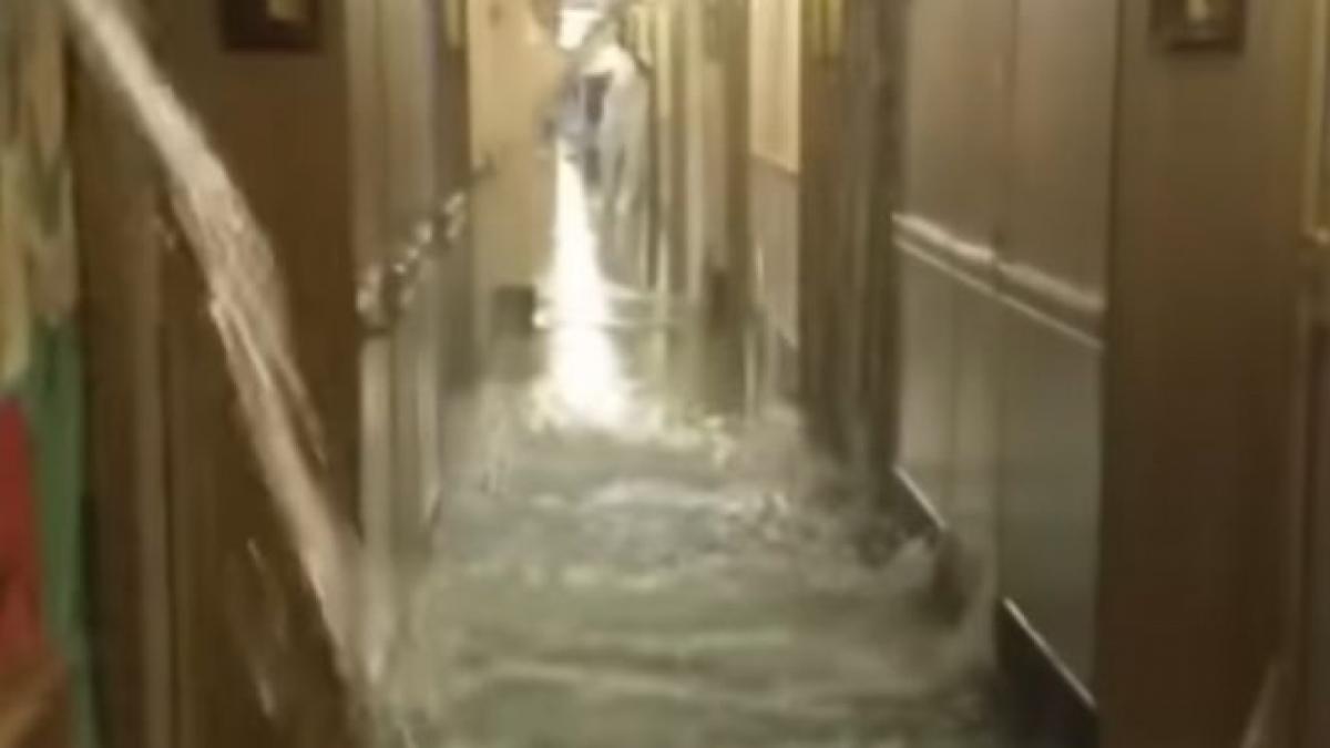 clipe cumplite pe un vas de croaziera apa a ajuns pana la etajul noua parca eram pe titanic