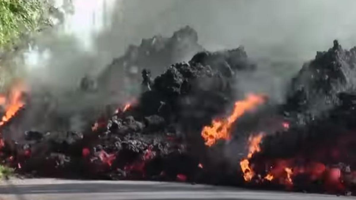 masina inghitita de lava in hawaii imagini incredibile