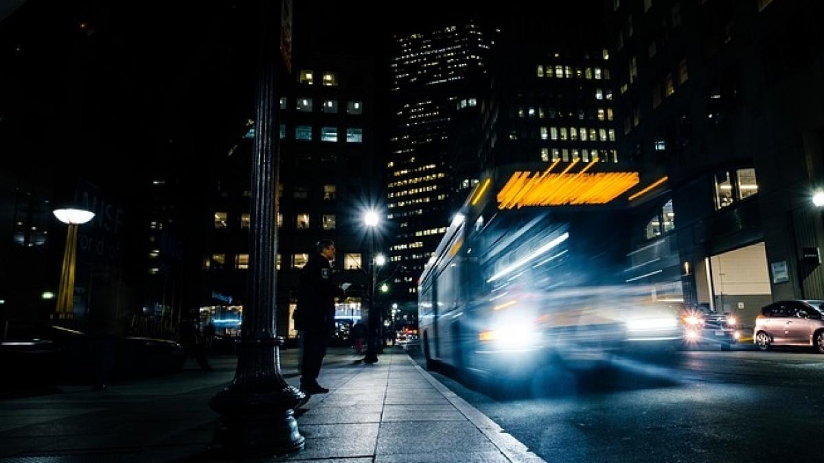 un baiat inghetase de frig in statia de autobuz nimeni nu se astepta ca soferul sa faca asta