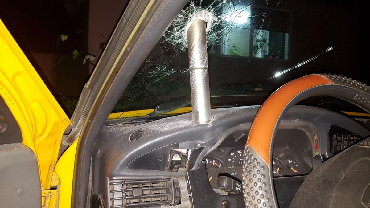 un obiect misterios a cazut din cer si s a infipt in parbrizul unei masini din craiova