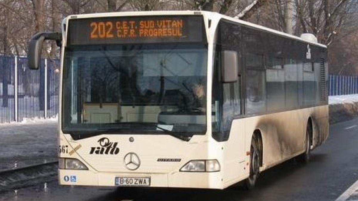 un om al strazii a incercat sa urce in autobuzul 202 din bucuresti insa a fost certat de o femeie
