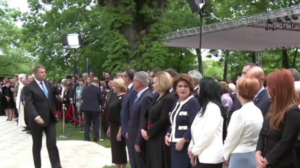 culisele receptiei de la cotroceni cum a reactionat klaus iohannis cand s a apropiat de premierul