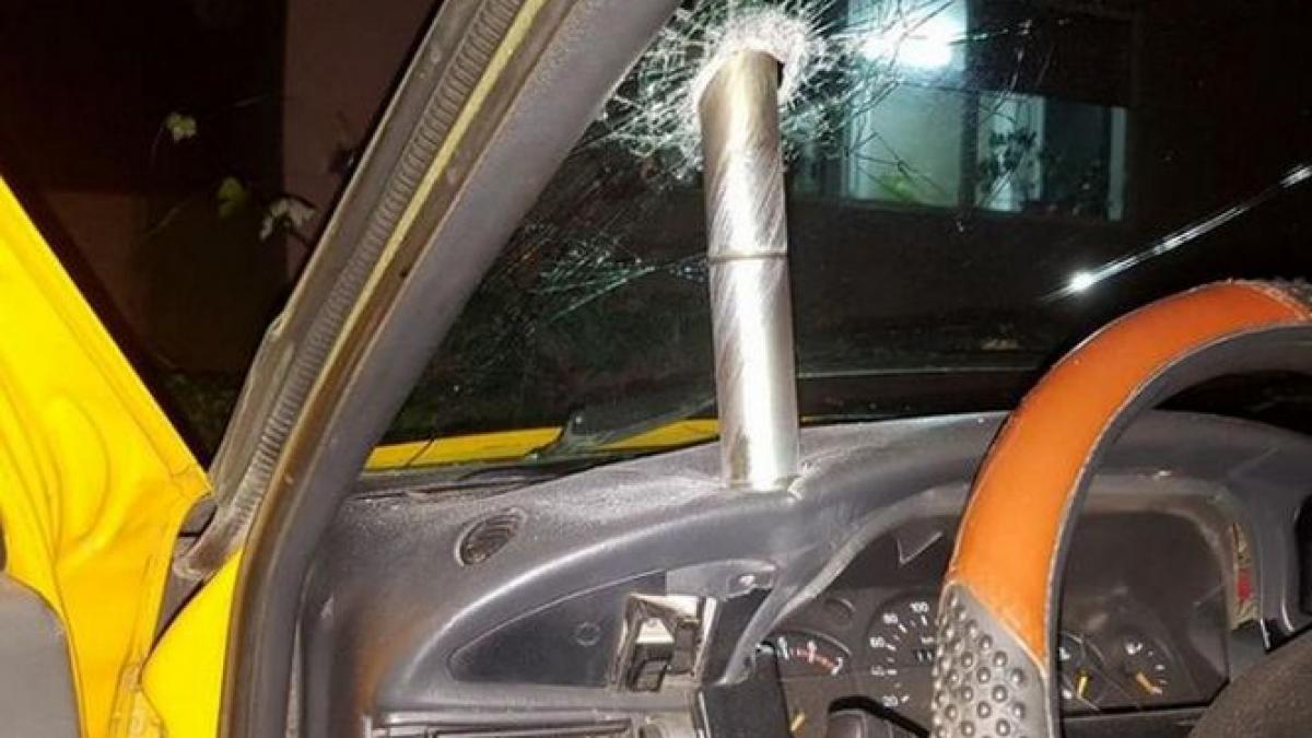 inca doua rachete de semnalizare au fost descoperite in gradina unui bloc din craiova