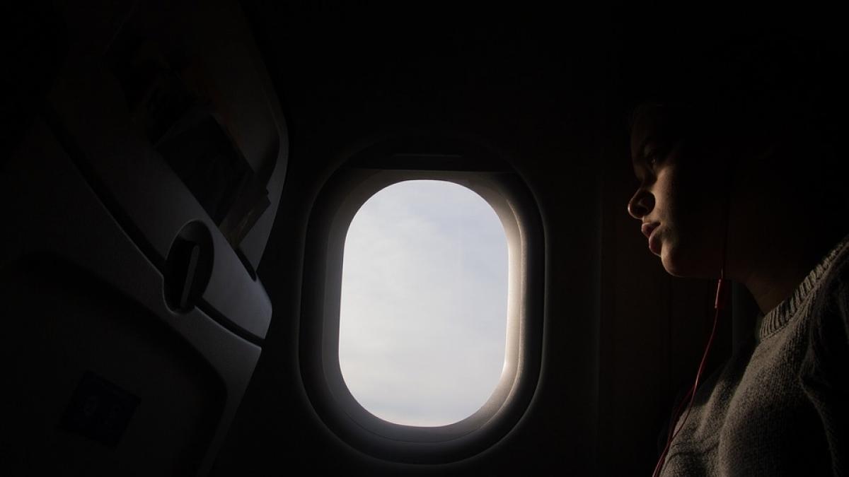 motivul pentru care se sting luminile si se ridica parasolarele cand decoleaza avionul