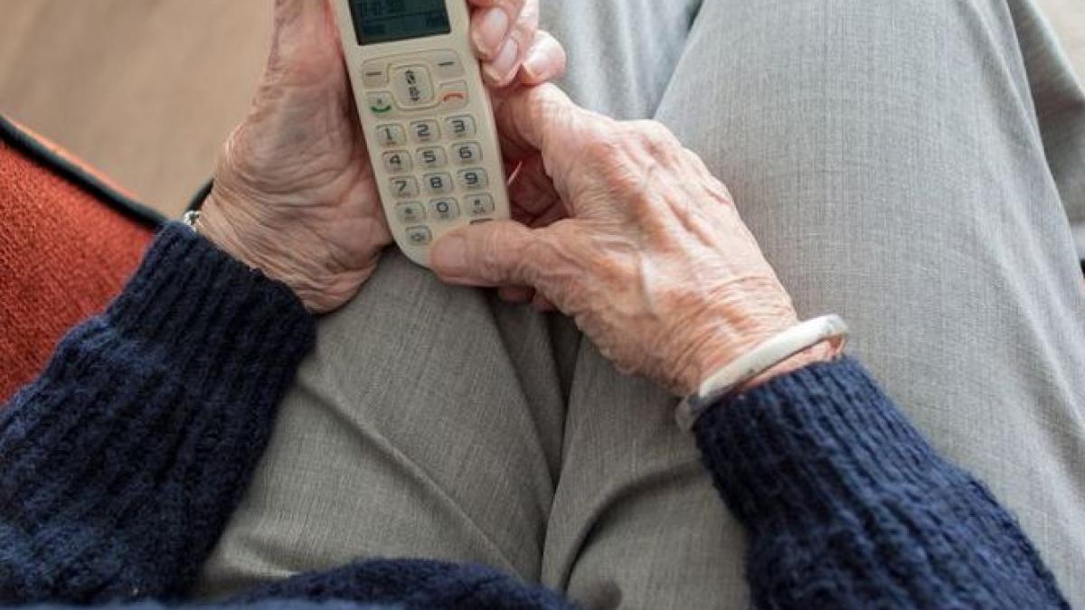 o pensionara din hunedoara a fost sunata in toiul noptii de un necunoscut care s a recomandat fiul