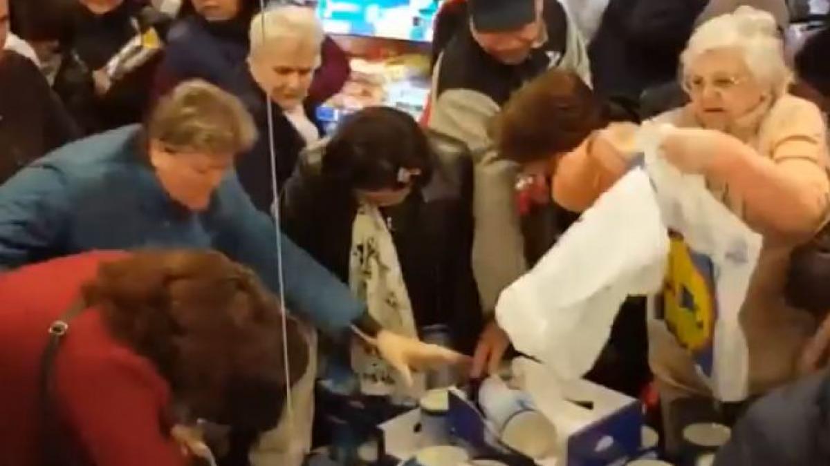 zeci de oameni s au calcat in picioare intr un supermarket din prahova pentru a cumpara branza la