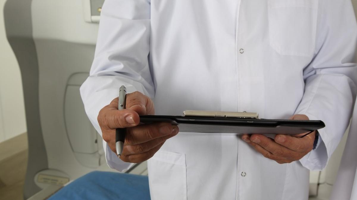 o femeie a mers sa isi faca o operatie estetica dar l a rugat pe medic sa nu spuna nimanui cand s a