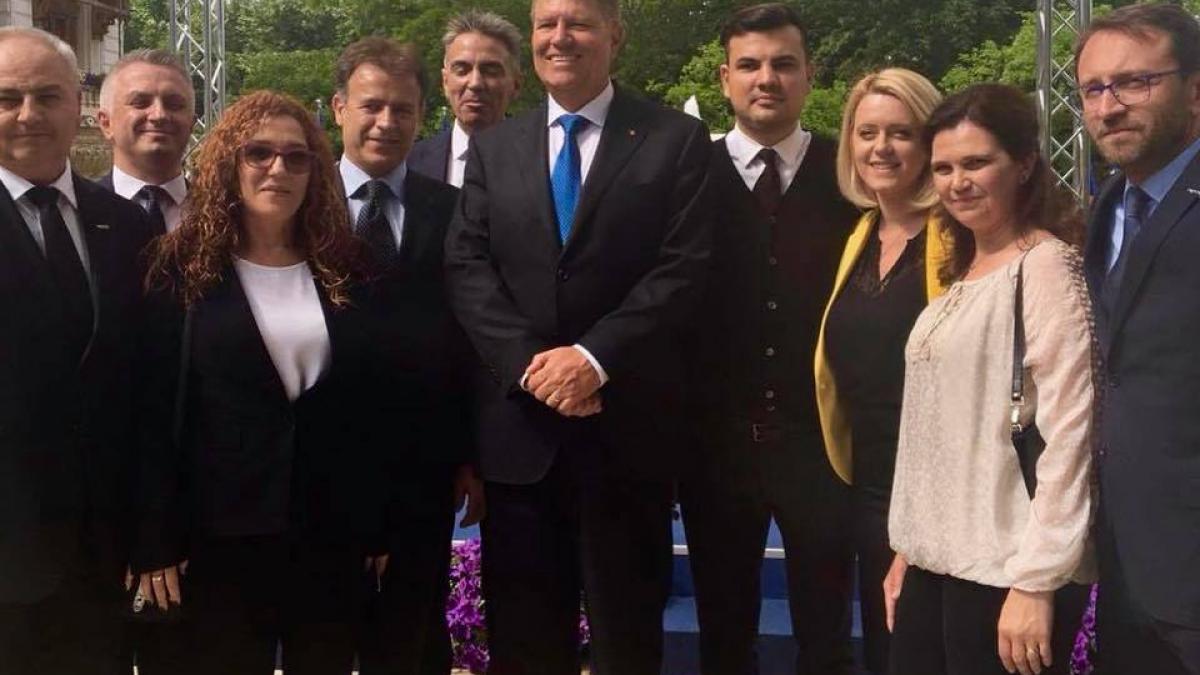 personaj controversat alaturi de klaus iohannis la receptia de la cotroceni