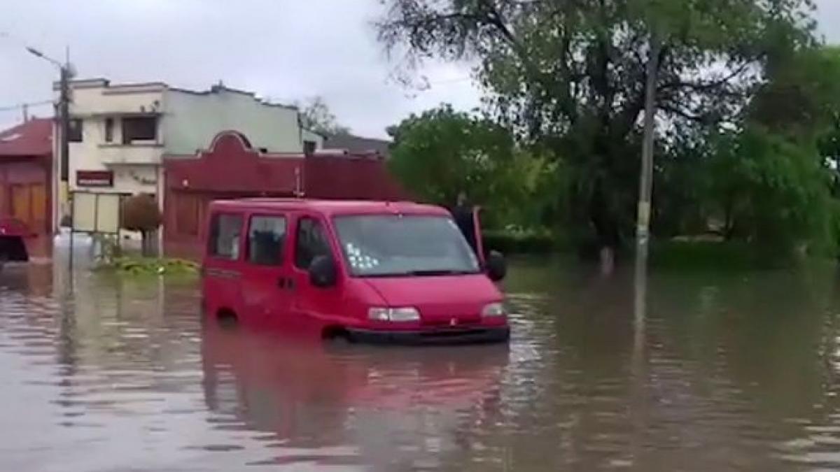 ploaia face prapad apa de jumatate de metru pe strazile din constanta
